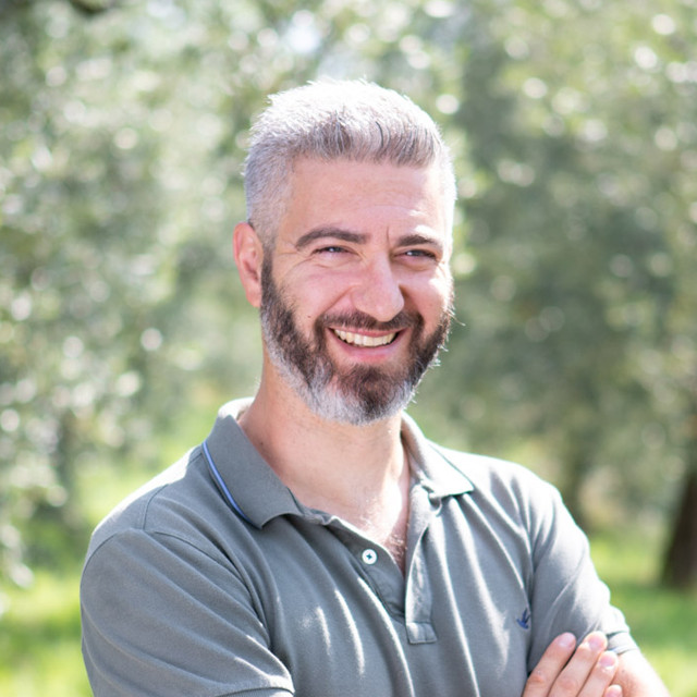 Simon Albanese è fondatore dell'Azienda Agricola Poggiorotto sulle sponde bresciane del Lago di Garda