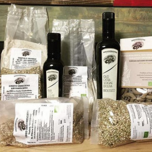 Products from our farm: extra virgin olive oil, organic cereal
